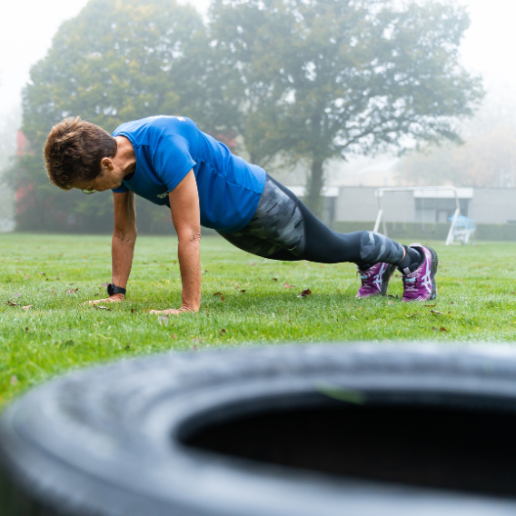 Vrouw aan het planken tijdens de bootcamptraining van Roy Bootcamp in Apeldoorn
